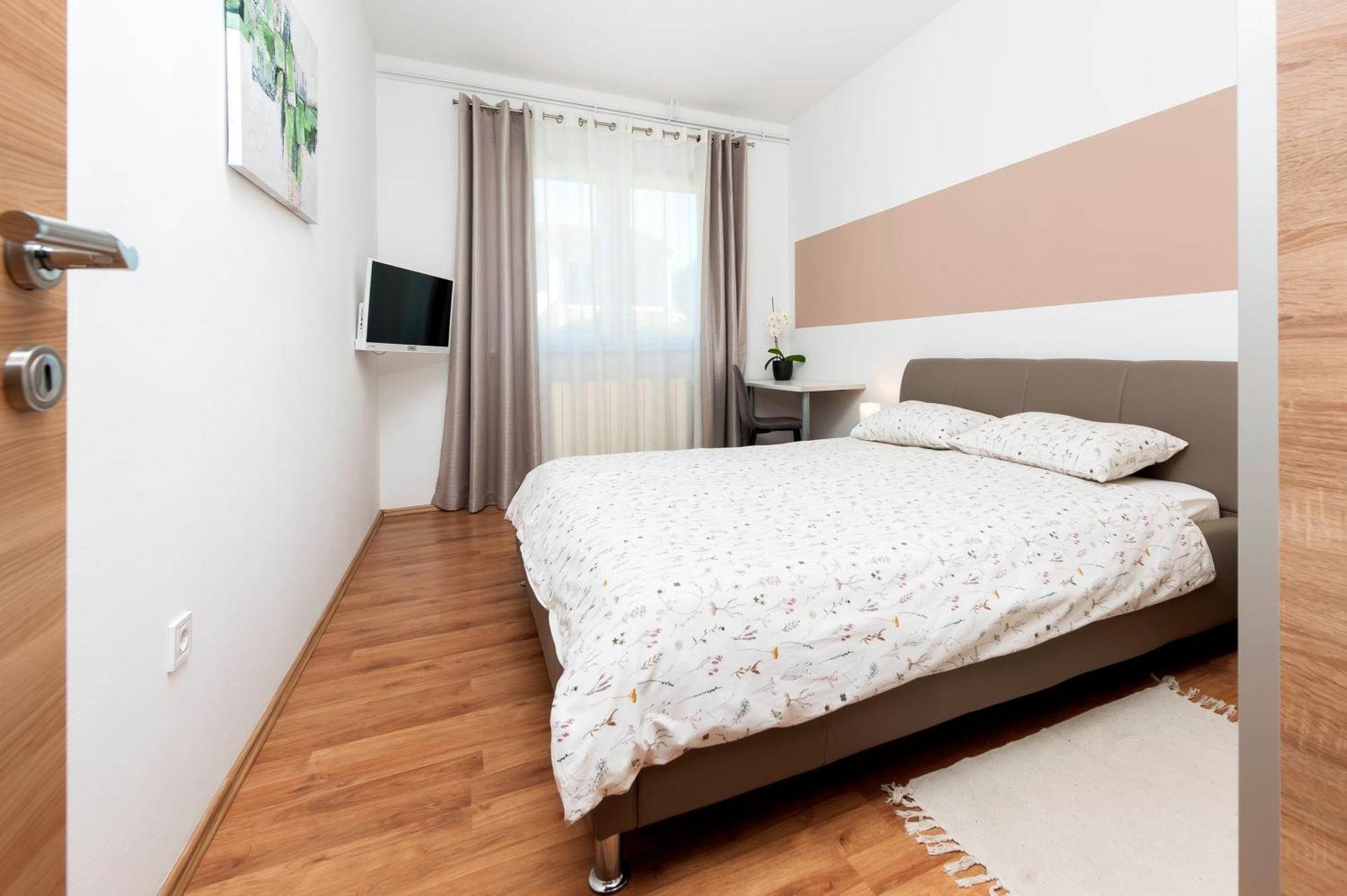 Apartments Euphemia 로비니 외부 사진